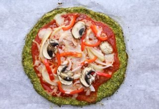 Brokoli Hamurunda Sebzeli Pizza Nasıl Yapılır? Brokolili Diyet Pizza Tarifi!
